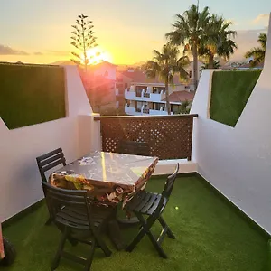 moderno-y-luminoso-tico-con-vistas-y-piscina.in-canary-islands.com/
